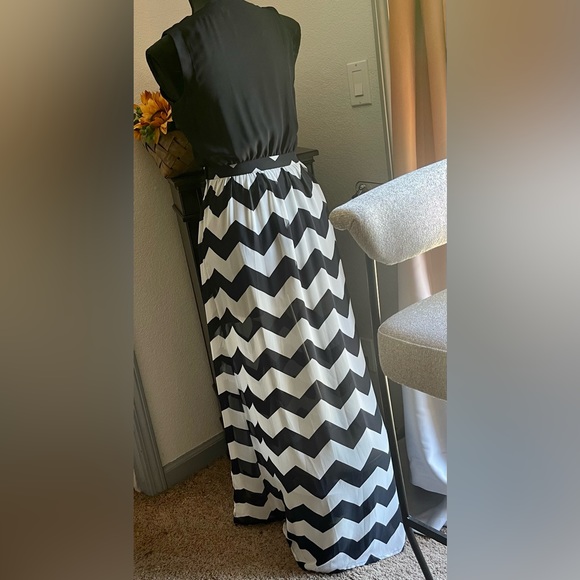 Beautiful women’s chevron stripe maxi dress size SMALL - Picture 6 of 6